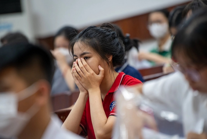 Con sắp thi lớp 10, cả nhà tôi như bị câm